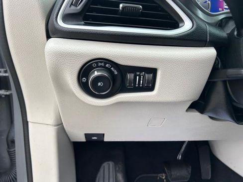 Certified 2022 Chrysler Pacifica Touring-L image 18