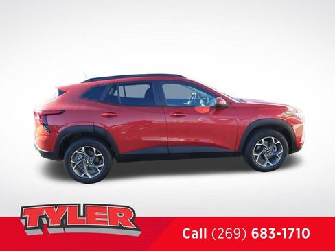 Used 2024 Chevrolet Trax LT w/ LT Convenience Package FWD image 9
