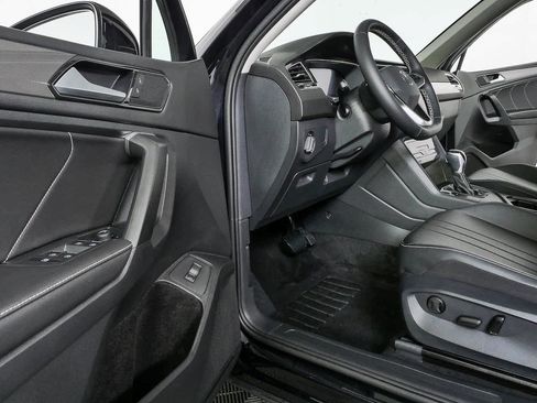 Certified 2024 Volkswagen Tiguan SE FWD image 10
