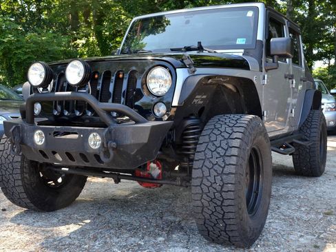 Used 2017 Jeep Wrangler Unlimited Sport w/ Connectivity Group AWD/4WD image 3