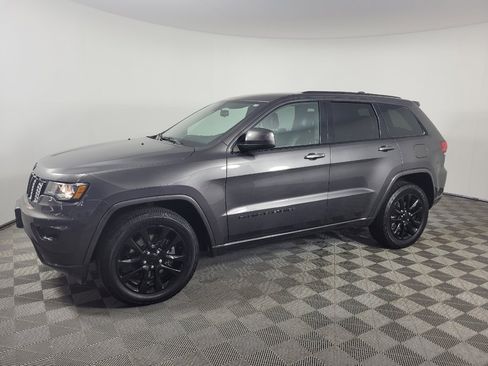 Used 2021 Jeep Grand Cherokee Laredo X image 2