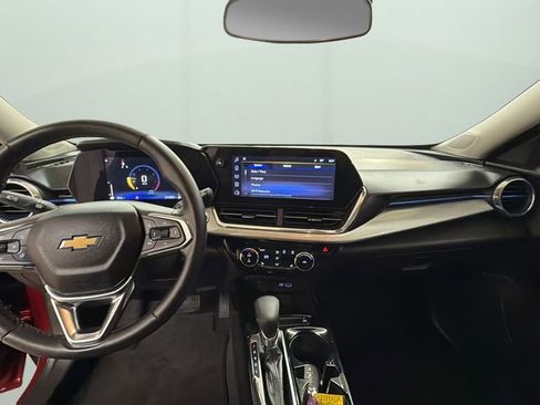 Used 2025 Chevrolet Trax LT w/ LT Convenience Package FWD image 10
