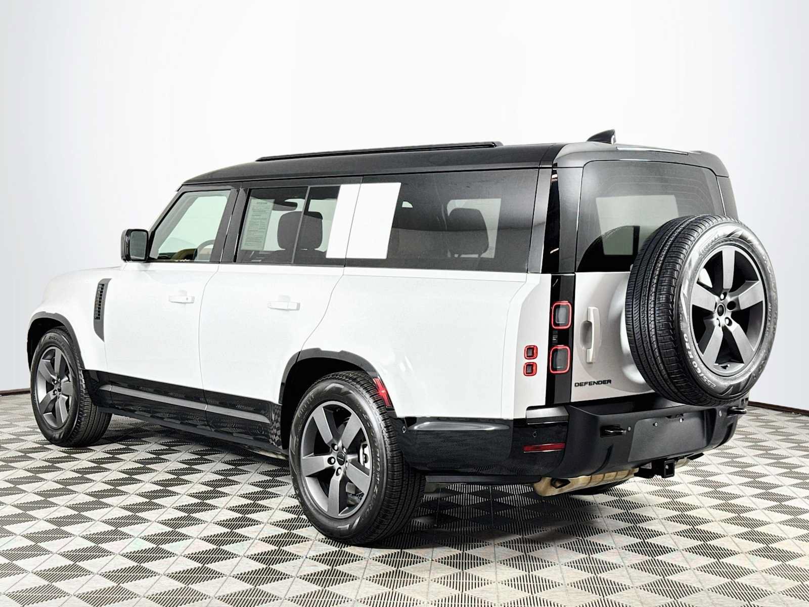 Used 2026 Land Rover Defender 130 X-Dynamic SE AWD/4WD image 7