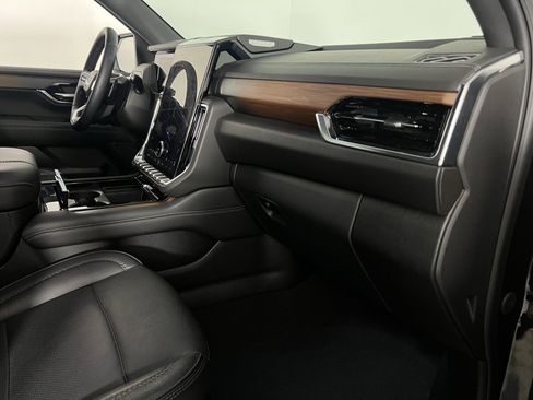 Used 2025 GMC Yukon XL Denali image 35