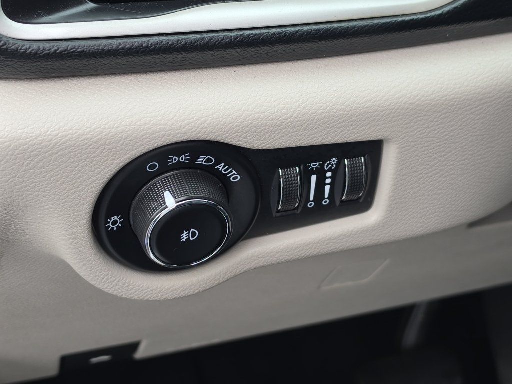 Used 2023 Chrysler Pacifica Touring-L FWD image 23