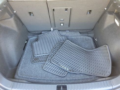 Certified 2025 Volkswagen Taos SE image 7