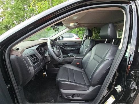 Used 2023 Nissan Rogue SV w/ SV Premium B Package AWD/4WD image 2