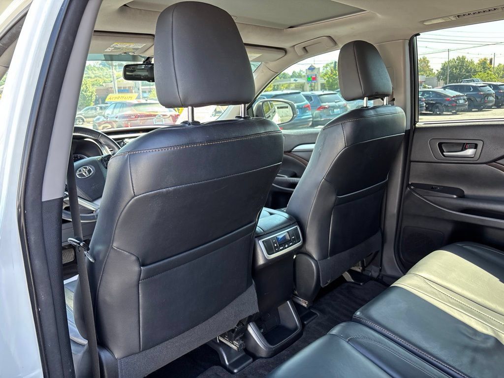 Used 2016 Toyota Highlander XLE FWD image 26