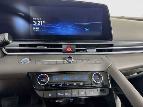 Used 2025 Hyundai Elantra SEL FWD image 19