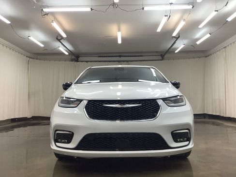 Used 2025 Chrysler Pacifica Select FWD image 11