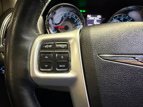 Used 2016 Chrysler Town & Country Touring-L image 37