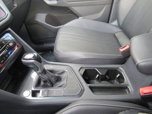 Used 2022 Volkswagen Tiguan SE R-Line image 40