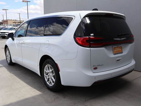 Used 2023 Chrysler Pacifica Touring-L FWD image 3