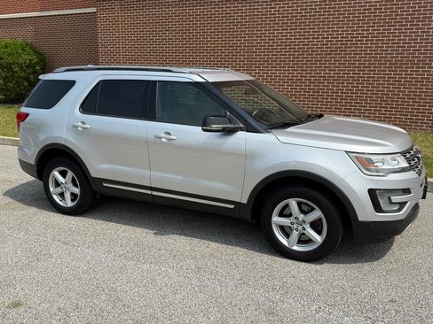 Used 2017 Ford Explorer XLT w/ Equipment Group 202A AWD/4WD image 18