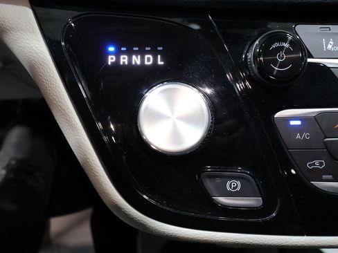 Certified 2024 Chrysler Pacifica Select image 37