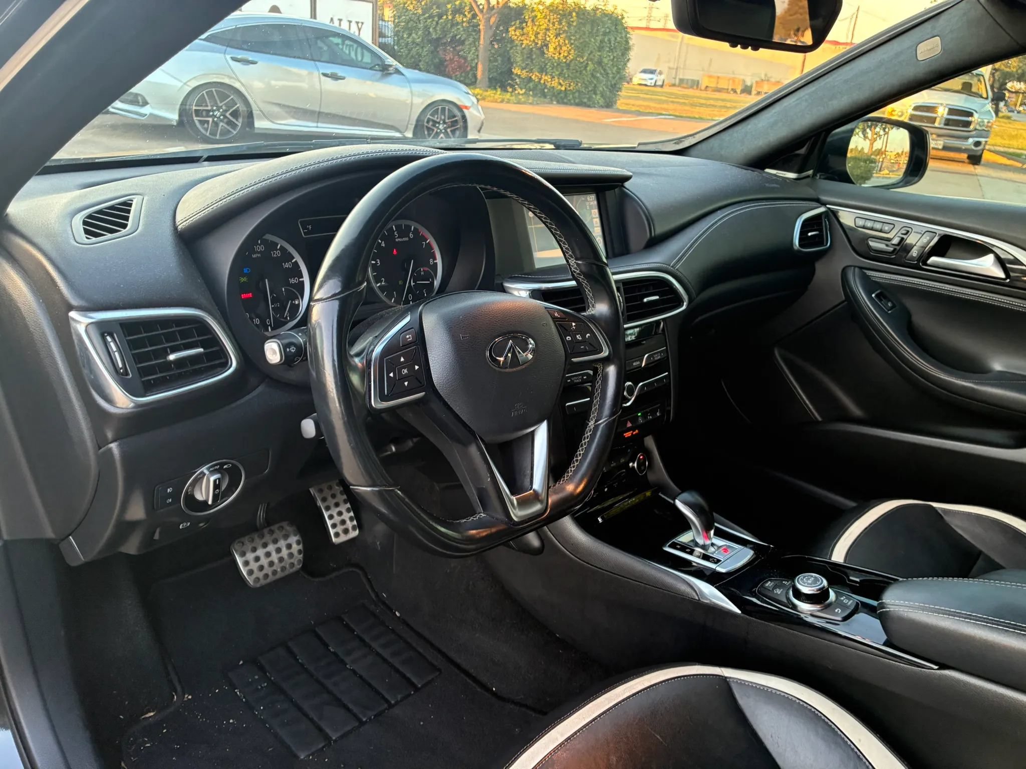 Used 2017 INFINITI QX30 Sport w/ Sport Leather Package FWD image 10