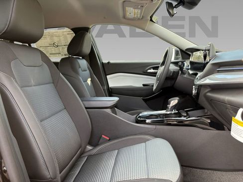 Used 2025 Chevrolet Trax LT w/ LT Convenience Package FWD image 8
