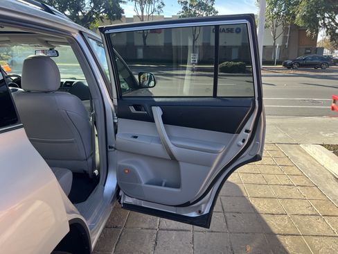 Used 2011 Toyota Highlander SE image 29