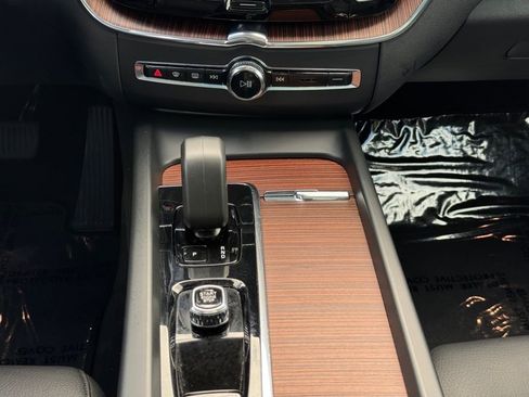 Used 2023 Volvo XC60 B5 Plus image 26