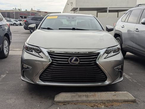 Used 2018 Lexus ES 300h w/ Luxury Package FWD image 2