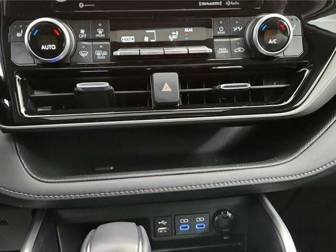Used 2022 Toyota Highlander XLE image 43