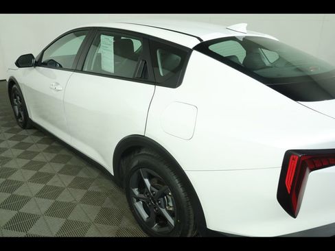 Used 2025 Kia K4 FWD image 17