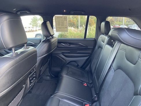 Used 2025 Jeep Grand Cherokee Altitude AWD/4WD image 17