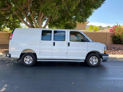 Used 2025 Chevrolet Express 2500 w/ Driver Convenience Package RWD image 4