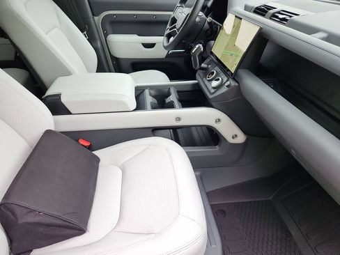 New 2026 Land Rover Defender 130 X-Dynamic SE AWD/4WD image 3