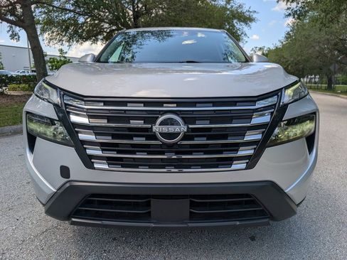 Used 2024 Nissan Rogue SV FWD image 2