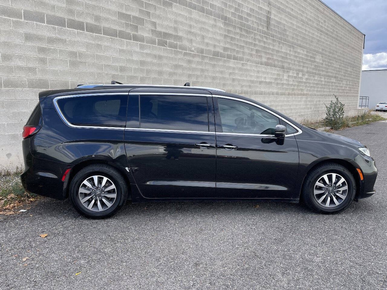 Used 2021 Chrysler Pacifica Touring-L FWD image 3