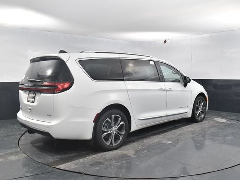 New 2026 Chrysler Pacifica Pinnacle w/ Trailer Tow Group AWD/4WD image 9