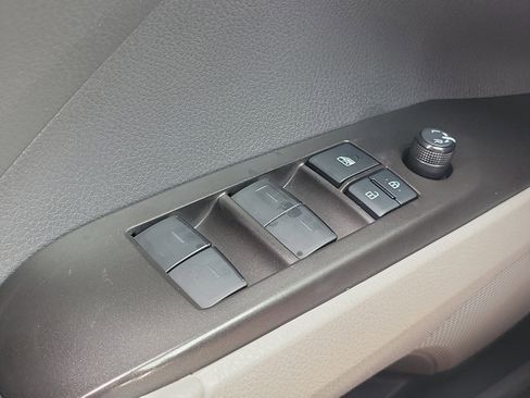 Used 2021 Toyota Camry SE image 29