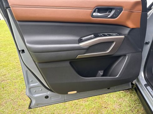 Used 2022 Nissan Pathfinder Platinum w/ Cargo Package FWD image 10