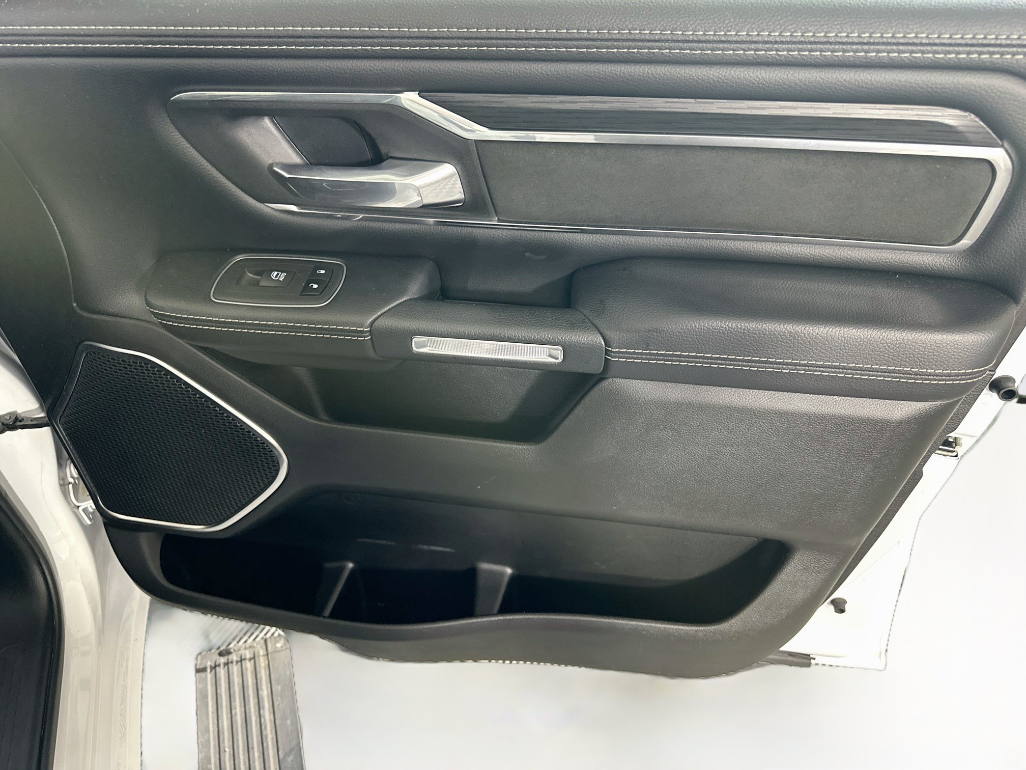 Used 2024 RAM 1500 Laramie RWD image 31