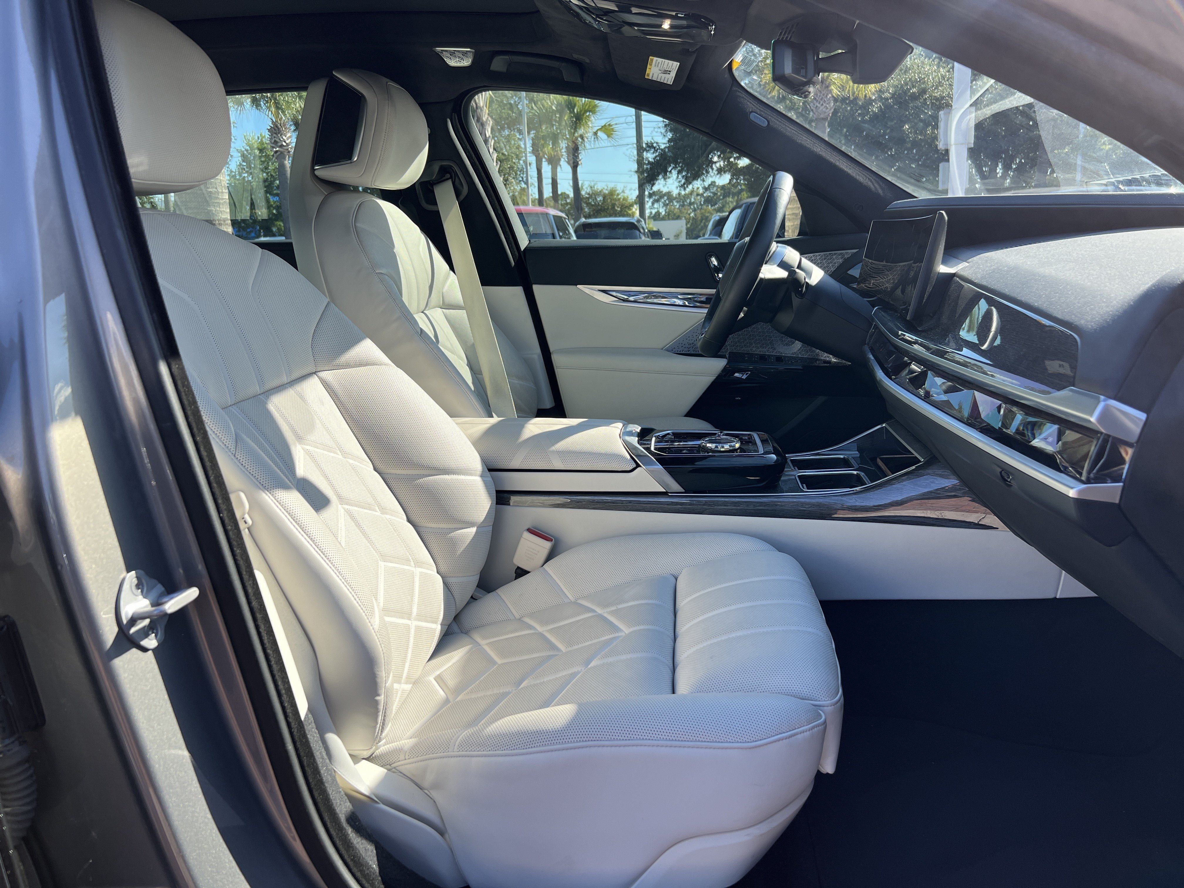 Used 2024 BMW i7 eDrive50 w/ M Sport Package RWD image 33