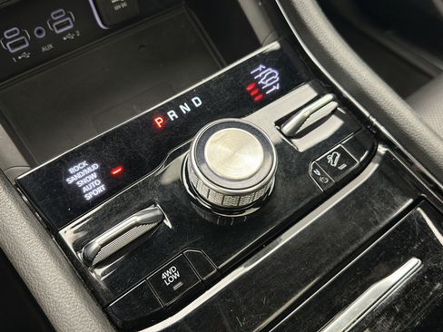 Used 2023 Jeep Grand Cherokee Overland w/ Luxury Tech Group IV AWD/4WD image 25