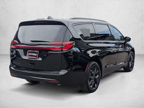 New 2026 Chrysler Pacifica Select image 2