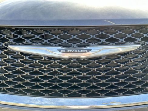 Used 2023 Chrysler Pacifica Touring-L image 28