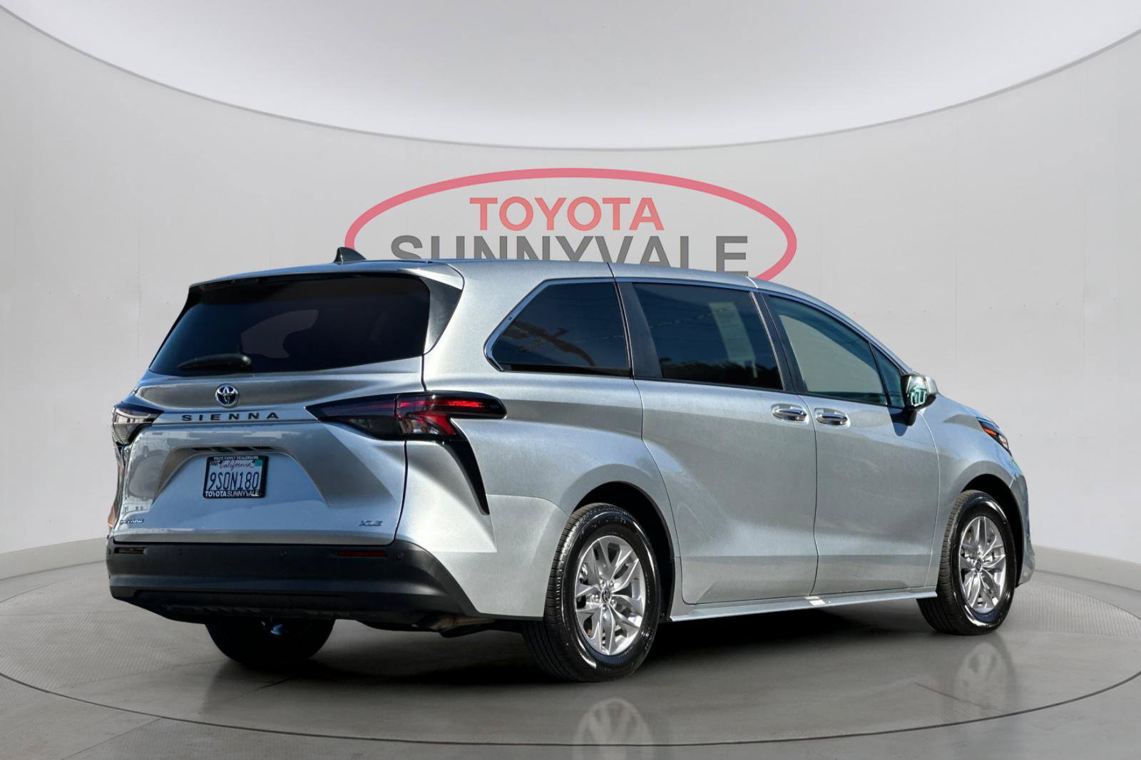 Certified 2025 Toyota Sienna XLE AWD/4WD image 4