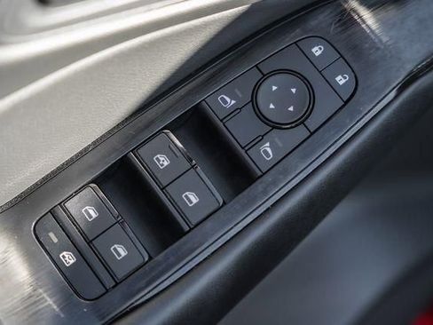 Used 2025 Nissan Rogue S image 33