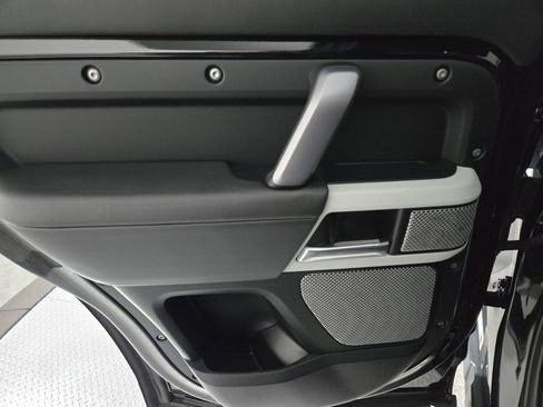 Used 2023 Land Rover Defender 130 X-Dynamic SE image 23