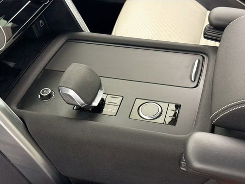 Used 2024 Land Rover Discovery Dynamic SE AWD/4WD image 19