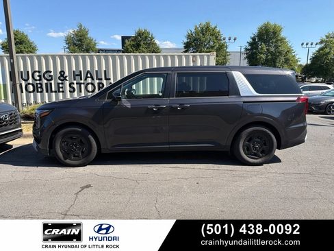 Used 2025 Kia Carnival FWD image 1