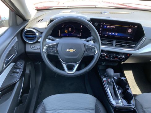 Used 2025 Chevrolet Trax LT w/ LT Convenience Package image 25