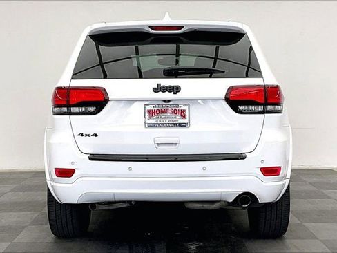 Used 2018 Jeep Grand Cherokee Altitude AWD/4WD image 3
