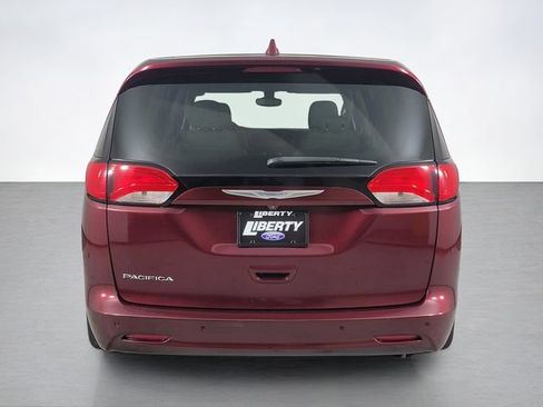 Used 2017 Chrysler Pacifica Touring FWD image 4