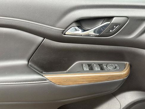 Used 2023 GMC Acadia SLE image 12