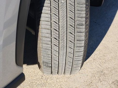 Used 2024 Toyota Highlander XLE image 18