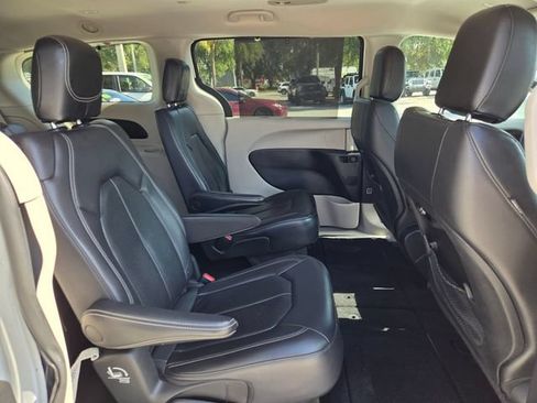 Certified 2022 Chrysler Pacifica Touring-L FWD image 19